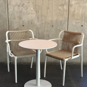 MESA CIRCULAR CON 2 SILLAS ROPE