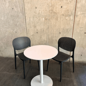 MESA CIRCULAR CON SILLAS CROCS